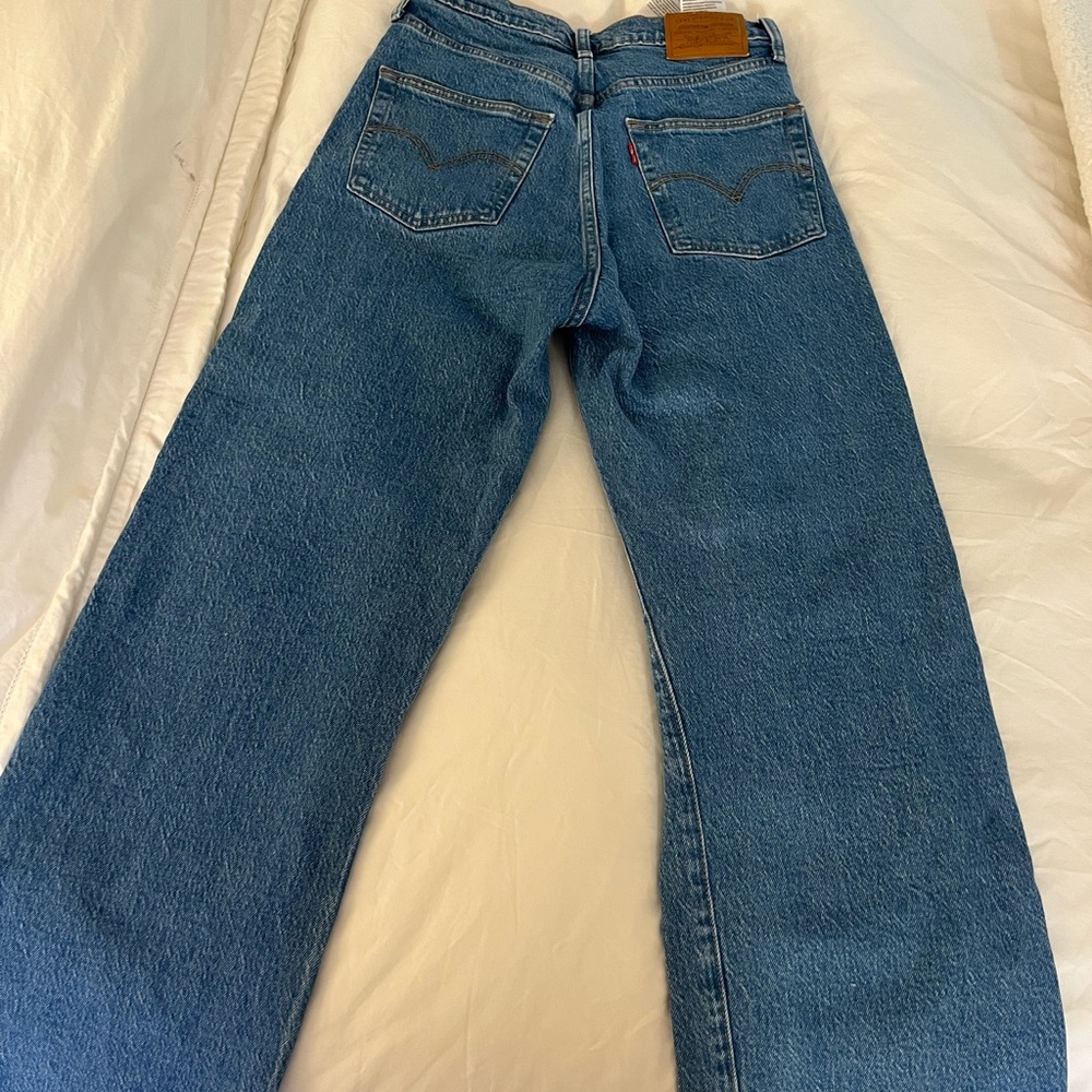 Medium wash levi’s rib cage size 28